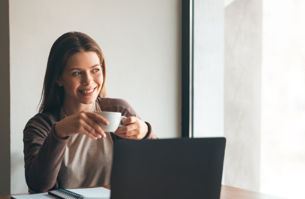 Profissional contente que emitiu nota fiscal de entrada de forma automática no Nomus ERP Industrial.