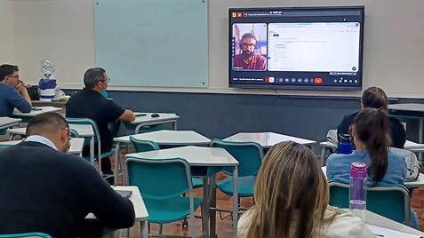 Alunos em palestra da Nomus