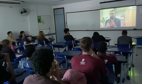 Alunos de cursos indicados para o ERP na sala de aula
