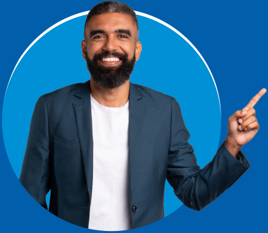 Foto do Engenheiro e Sócio da Nomus, Thiago Leão, apontando para o botão de agendar demonstração