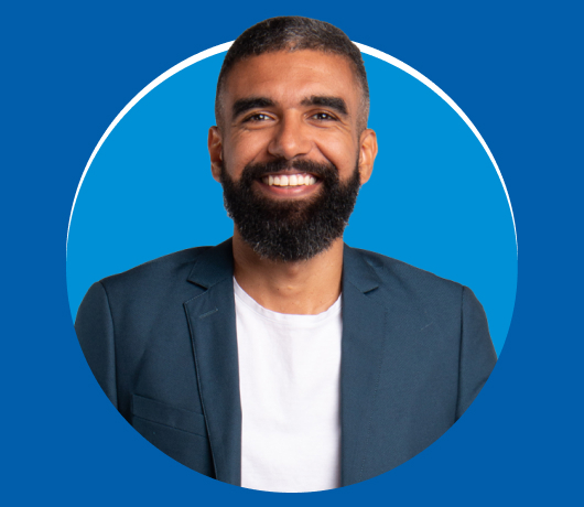 Foto do Engenheiro e Sócio da Nomus, Thiago Leão, apontando para o botão de agendar demonstração