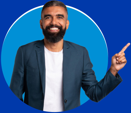 Foto do Engenheiro e Sócio da Nomus, Thiago Leão, apontando para o botão de agendar demonstração