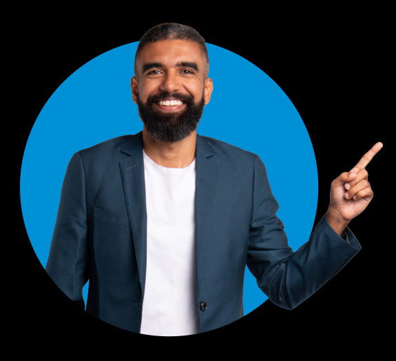 Foto do Engenheiro e Sócio da Nomus, Thiago Leão, apontando para o botão de agendar demonstração