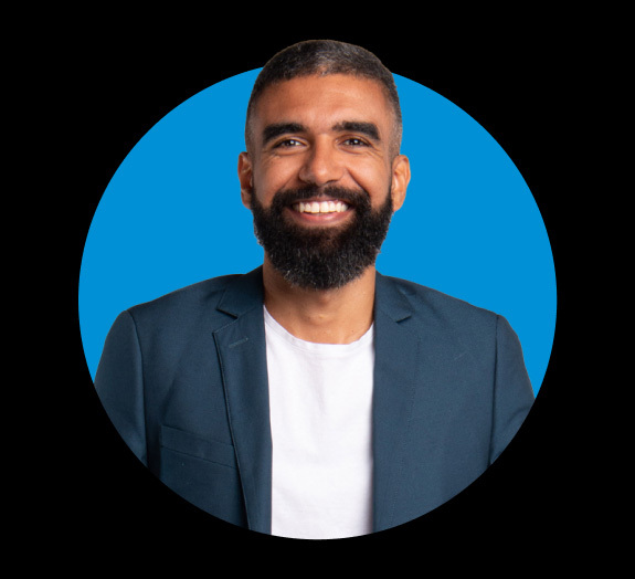 Foto do Engenheiro e Sócio da Nomus, Thiago Leão, apontando para o botão de agendar demonstração